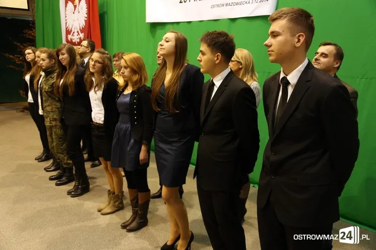 Uczniowie z powiatu nagrodzeni (zdjęcia, wideo)