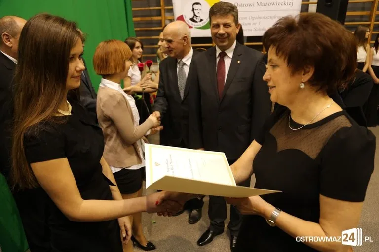 Uczniowie z powiatu nagrodzeni (zdjęcia, wideo)