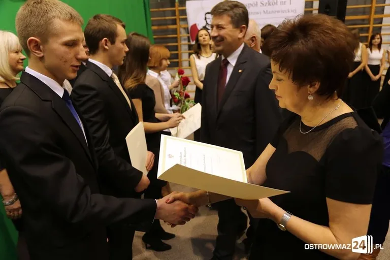 Uczniowie z powiatu nagrodzeni (zdjęcia, wideo)