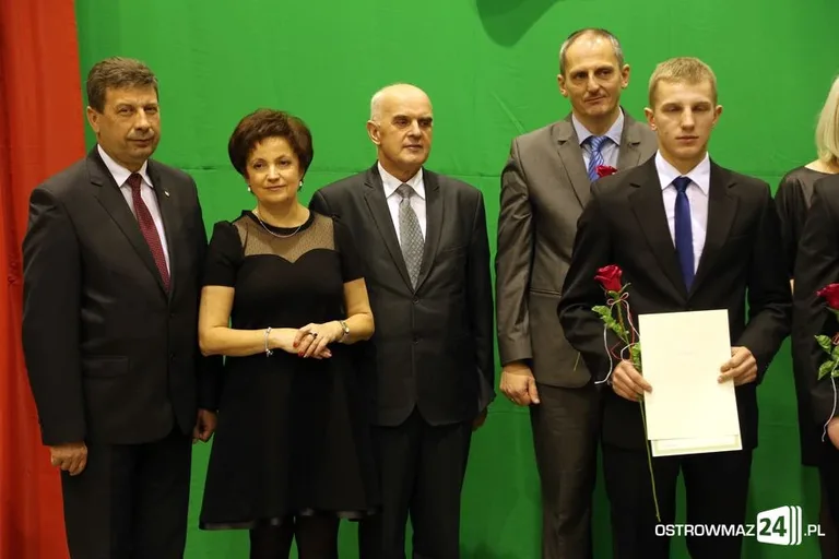 Uczniowie z powiatu nagrodzeni (zdjęcia, wideo)