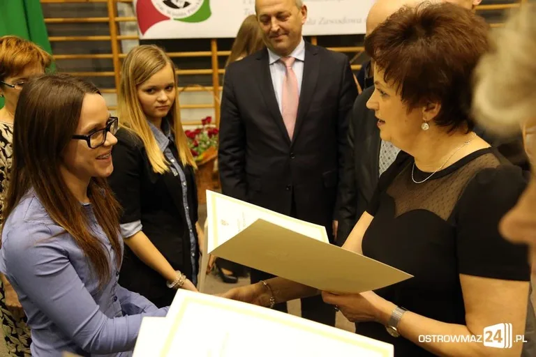 Uczniowie z powiatu nagrodzeni (zdjęcia, wideo)