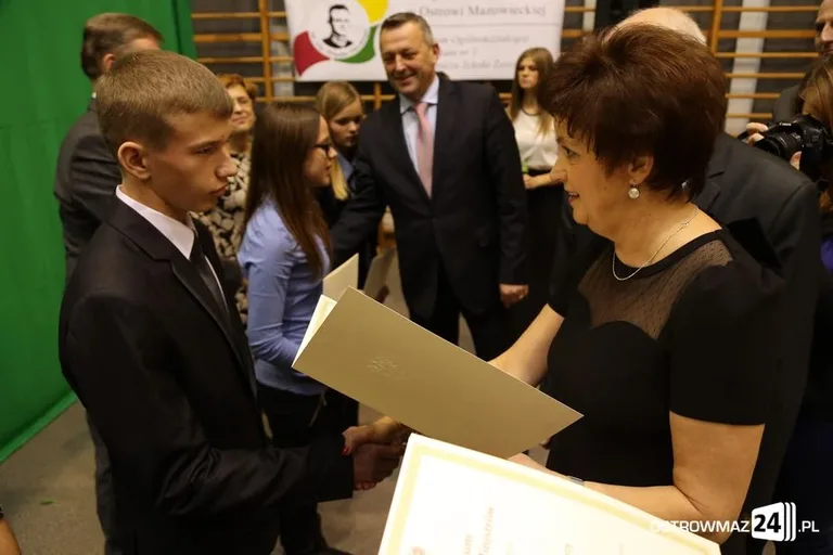 Uczniowie z powiatu nagrodzeni (zdjęcia, wideo)