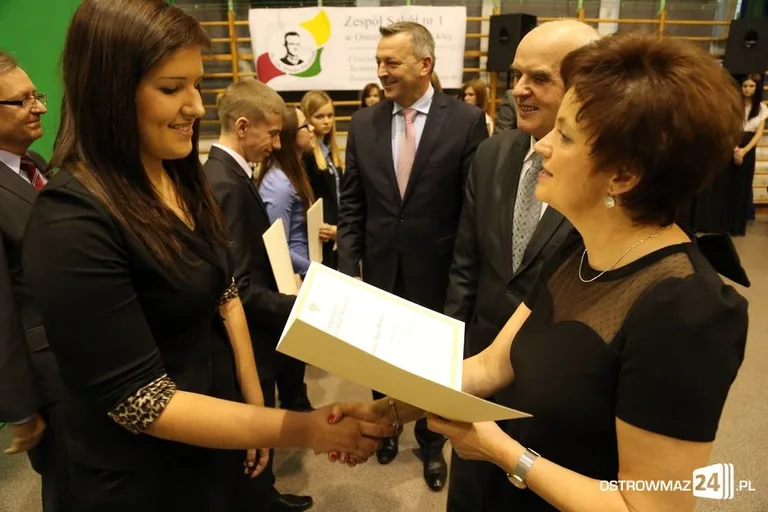 Uczniowie z powiatu nagrodzeni (zdjęcia, wideo)