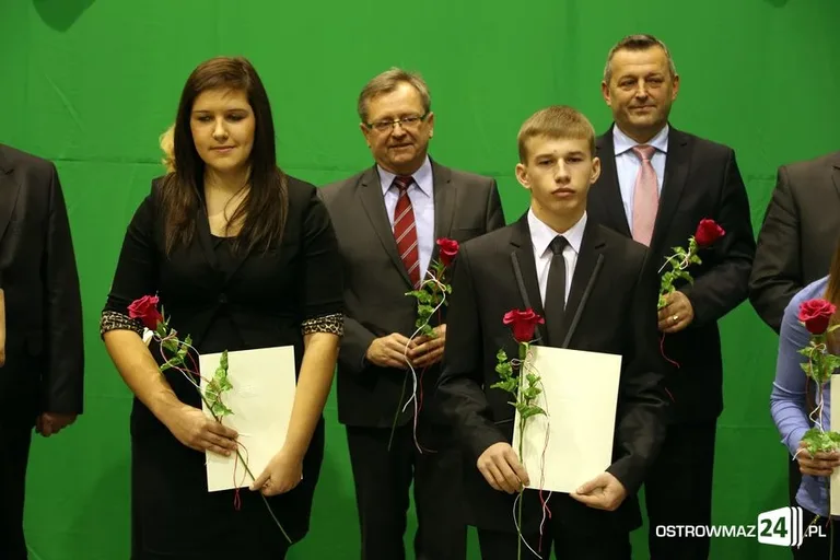 Uczniowie z powiatu nagrodzeni (zdjęcia, wideo)