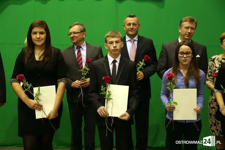 Uczniowie z powiatu nagrodzeni (zdjęcia, wideo)