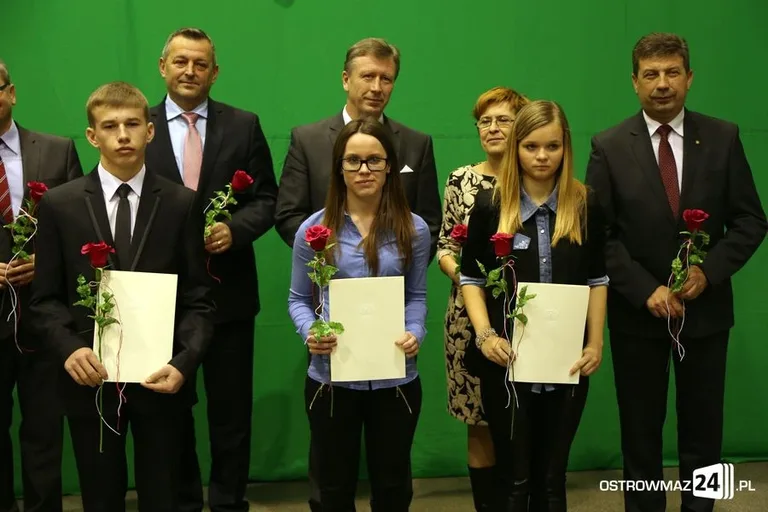 Uczniowie z powiatu nagrodzeni (zdjęcia, wideo)