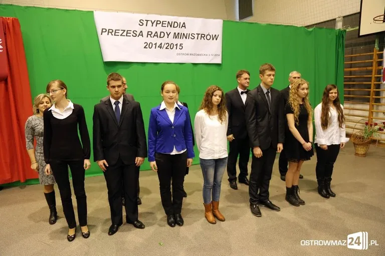 Uczniowie z powiatu nagrodzeni (zdjęcia, wideo)