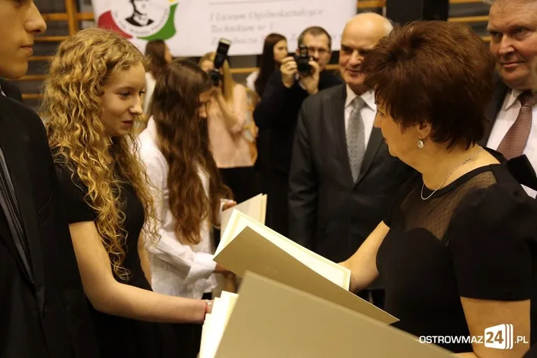 Uczniowie z powiatu nagrodzeni (zdjęcia, wideo)