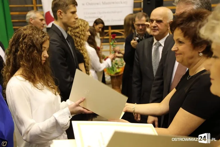 Uczniowie z powiatu nagrodzeni (zdjęcia, wideo)