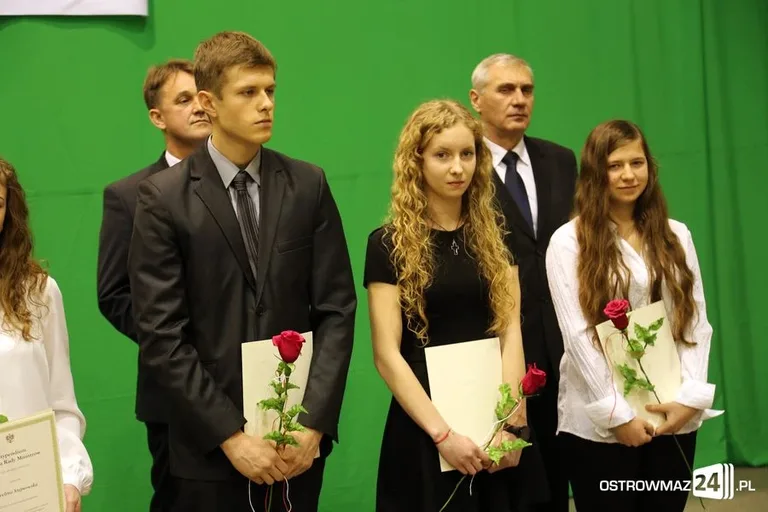 Uczniowie z powiatu nagrodzeni (zdjęcia, wideo)