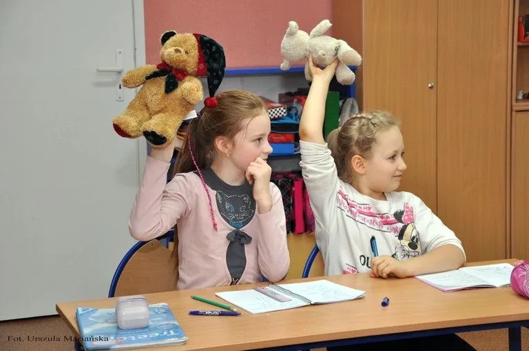 Pluszowy miś w małej szkole (zdjęcia)