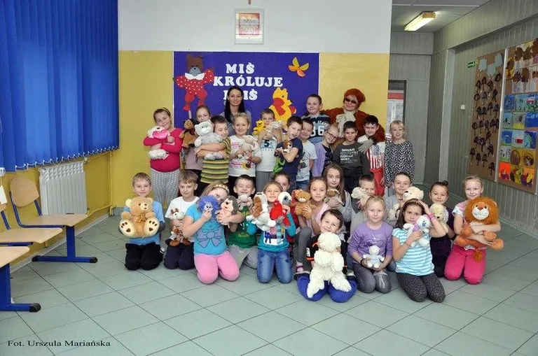 Pluszowy miś w małej szkole (zdjęcia)