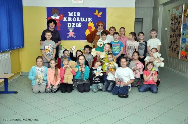 Pluszowy miś w małej szkole (zdjęcia)