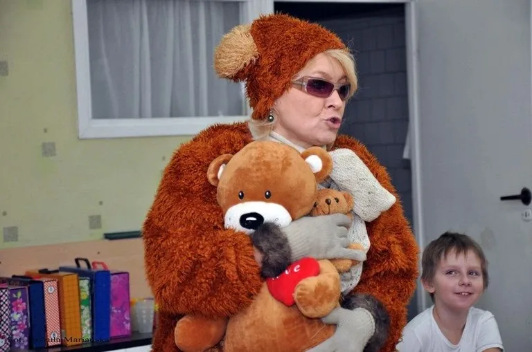 Pluszowy miś w małej szkole (zdjęcia)