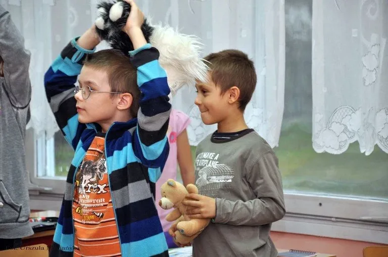 Pluszowy miś w małej szkole (zdjęcia)