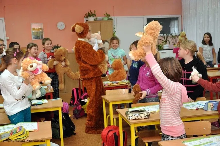 Pluszowy miś w małej szkole (zdjęcia)