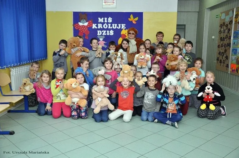 Pluszowy miś w małej szkole (zdjęcia)