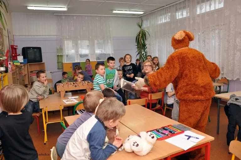 Pluszowy miś w małej szkole (zdjęcia)