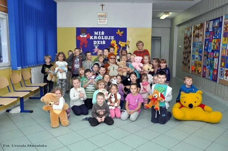 Pluszowy miś w małej szkole (zdjęcia)