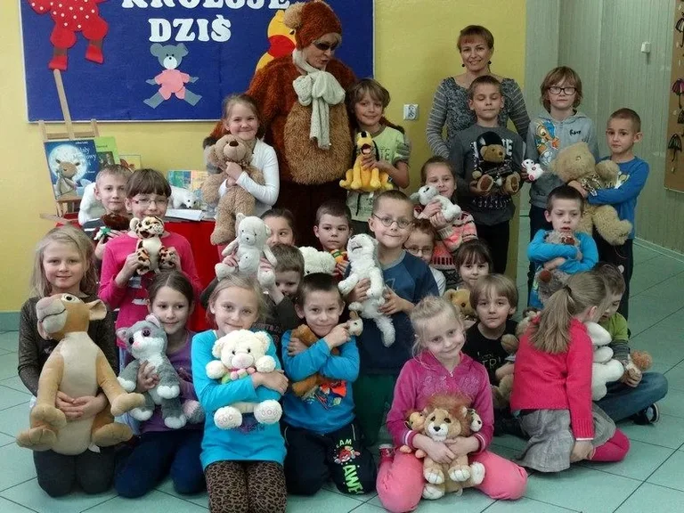 Pluszowy miś w małej szkole (zdjęcia)