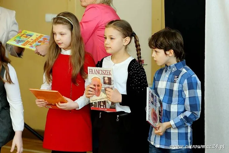 Święto szkoły podstawowej (zdjęcia, wideo)
