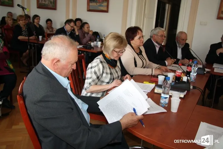 Sesja miejska pełna obelg i wzajemnych oskarżeń