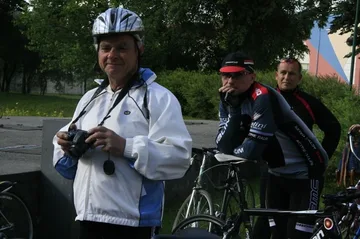 Rowerzyści nakręcają na rower (zdjęcia, wideo)