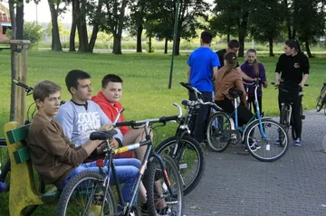 Rowerzyści nakręcają na rower (zdjęcia, wideo)