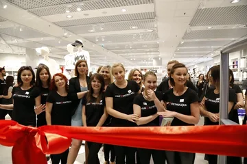 Taneczne otwarcie sklepu H&amp;M (zdjęcia, wideo)