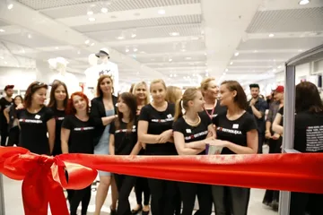 Taneczne otwarcie sklepu H&amp;M (zdjęcia, wideo)