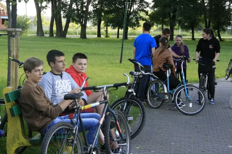 Rowerzyści nakręcają na rower (zdjęcia, wideo)