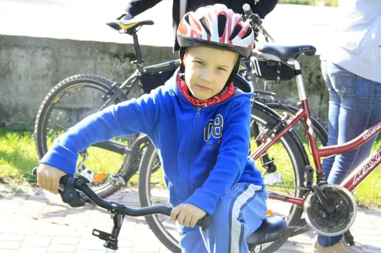 Rowerzyści nakręcają na rower (zdjęcia, wideo)