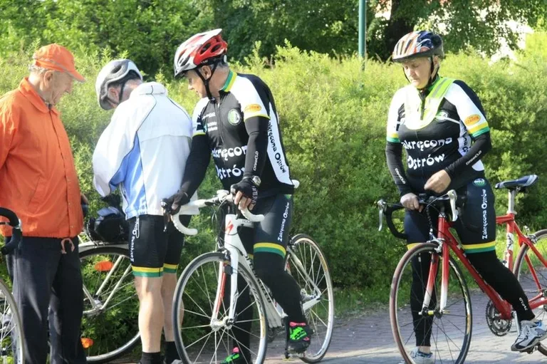Rowerzyści nakręcają na rower (zdjęcia, wideo)
