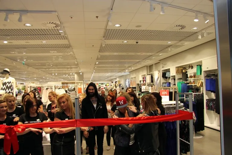 Taneczne otwarcie sklepu H&M (zdjęcia, wideo)