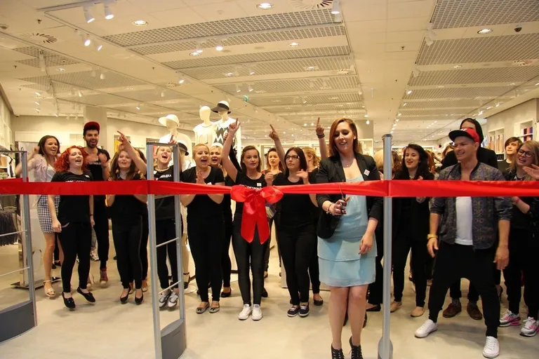 Taneczne otwarcie sklepu H&M (zdjęcia, wideo)