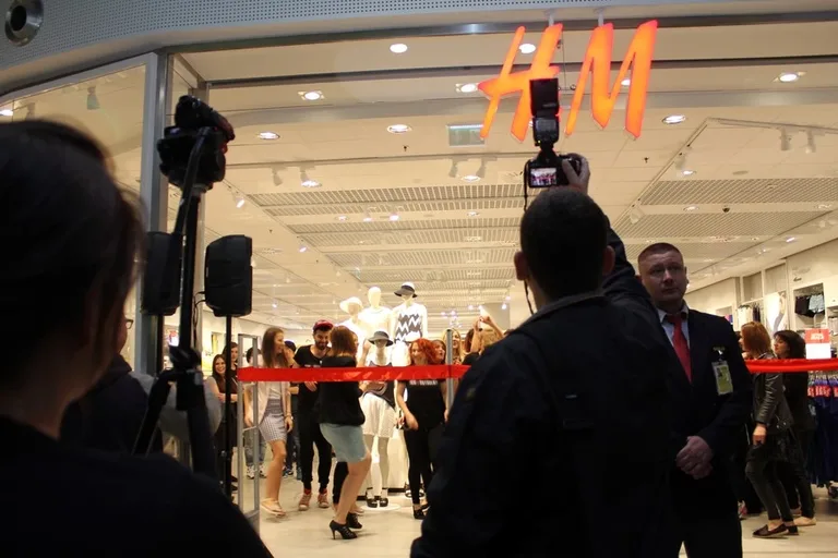 Taneczne otwarcie sklepu H&M (zdjęcia, wideo)