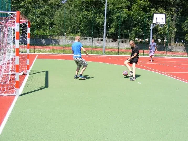 Wakacyjny sport na boisku Czwórki (zdjęcia)