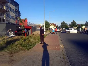 Wypadek przy ul. Trębickiego. Trzy osoby ranne (zdjęcia)