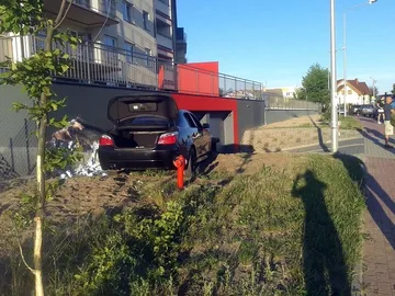 Wypadek przy ul. Trębickiego. Trzy osoby ranne (zdjęcia)