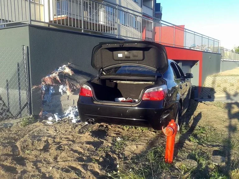 Wypadek przy ul. Trębickiego. Trzy osoby ranne (zdjęcia)