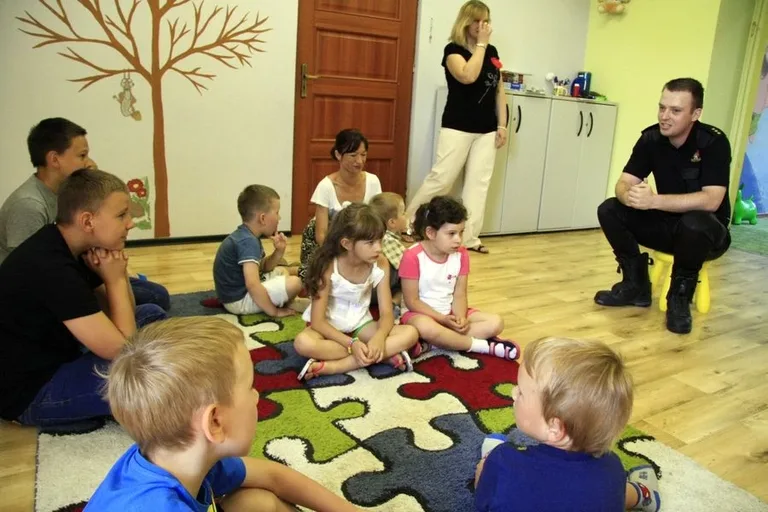 Maluchy poznały pracę strażaka (zdjęcia)