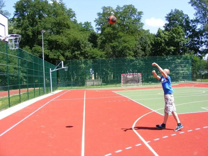 Wakacyjny sport na boisku Czwórki (zdjęcia)