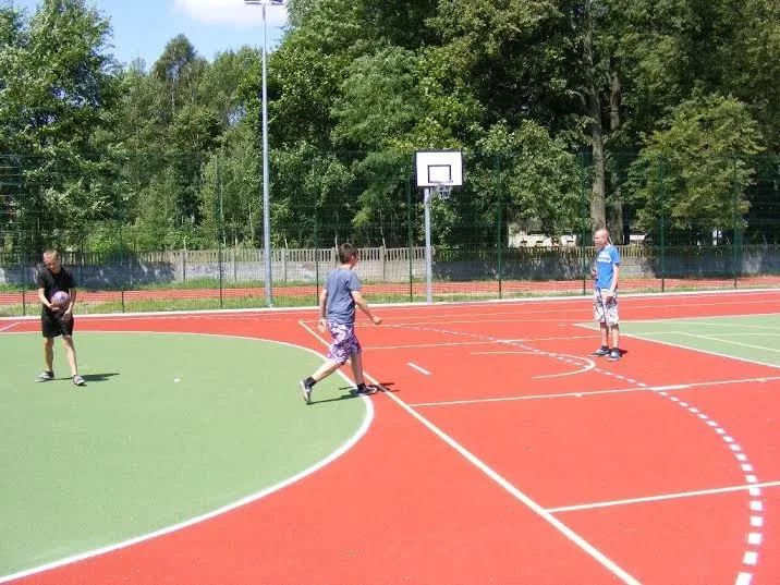 Wakacyjny sport na boisku Czwórki (zdjęcia)