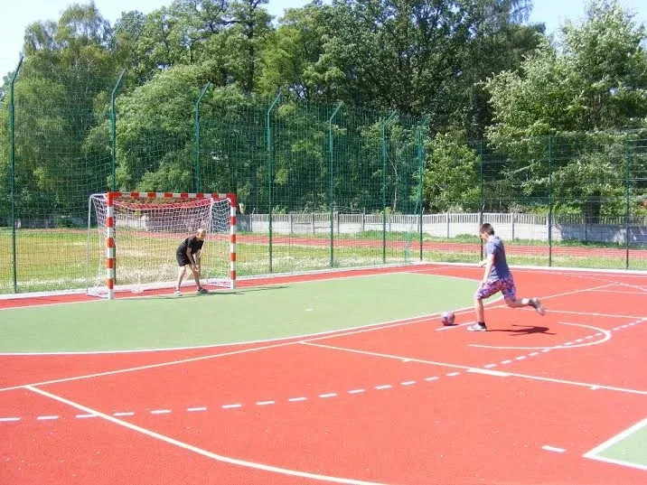 Wakacyjny sport na boisku Czwórki (zdjęcia)