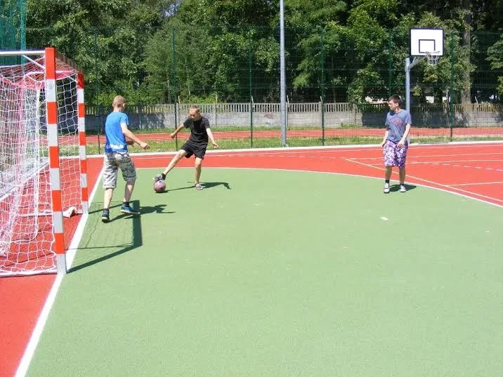 Wakacyjny sport na boisku Czwórki (zdjęcia)