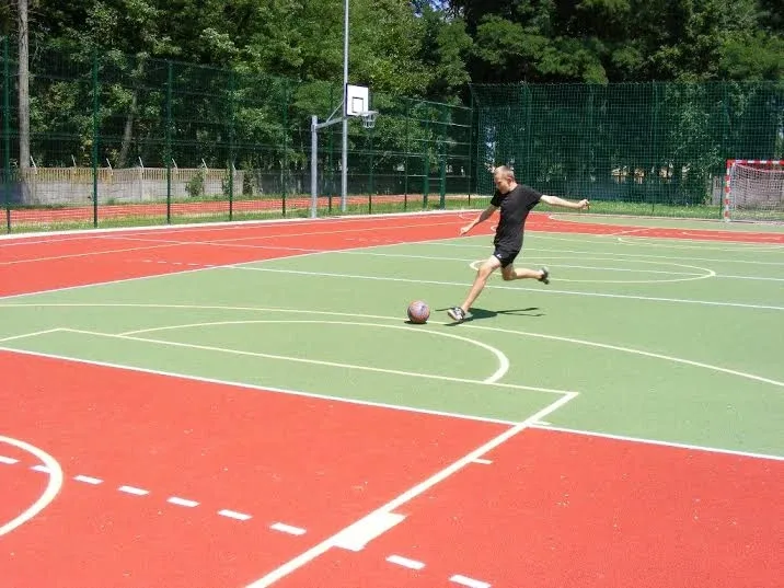 Wakacyjny sport na boisku Czwórki (zdjęcia)