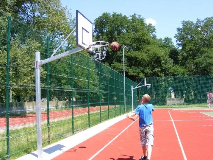 Wakacyjny sport na boisku Czwórki (zdjęcia)