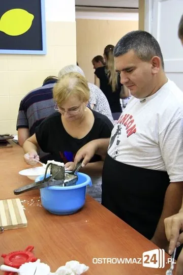Niepełnosprawni lepili pierogi (zdjęcia)