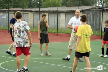 Mali i duzi biegali za piłką (zdjęcia)