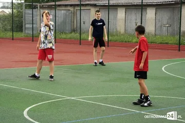 Mali i duzi biegali za piłką (zdjęcia)
